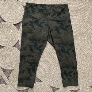 Lululemon Capri Green Camo Size 8